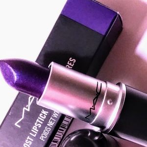 MAC LIPSTICK MODEL BEHAVIOR